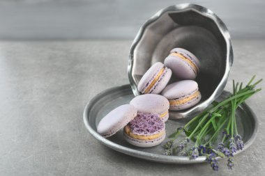 Lezzetli macaroons ve lavanta