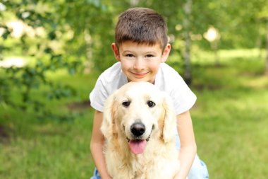 çocuk ve sevimli köpek 