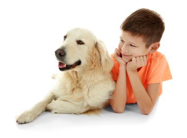 çocuk ve sevimli köpek 