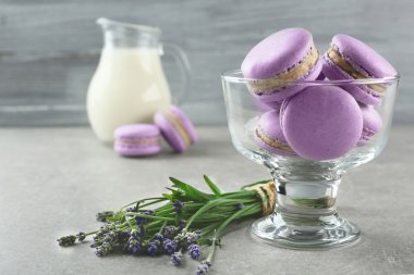 Lezzetli macaroons ve lavanta 