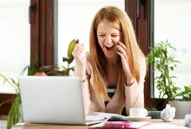 Yaratıcı kız laptop ile çalışma