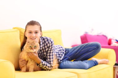 Şirin kedi ile güzel kız