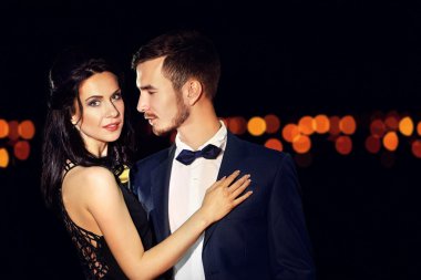 güzel genç bir çift poz 