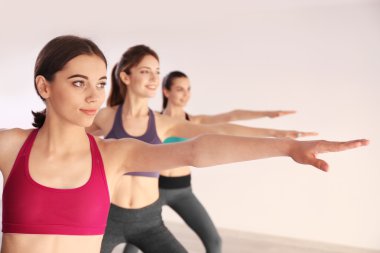 genç kadınlar yoga yaparken