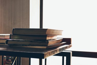 Yığın kitap masada