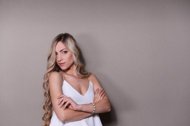 güzel bir kadın kılığında