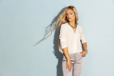 güzel bir kadın kılığında