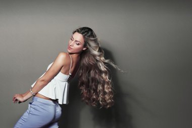 güzel bir kadın kılığında