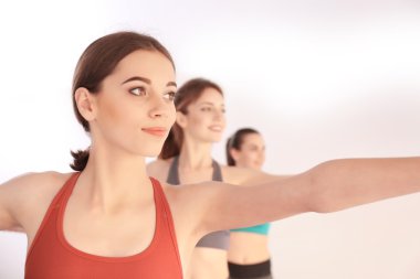 genç kadınlar yoga yaparken