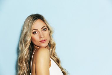 güzel bir kadın kılığında