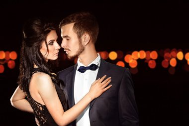 güzel genç bir çift poz 