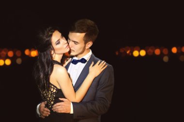 güzel genç bir çift poz 