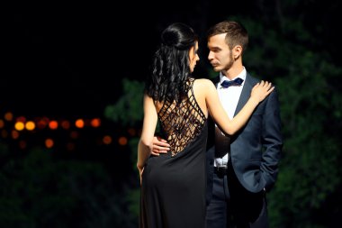 güzel genç bir çift poz 