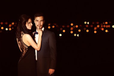 güzel genç bir çift poz 