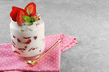 Lezzetli çilek dondurma ile 