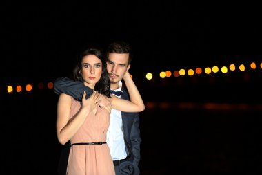 güzel genç bir çift poz 