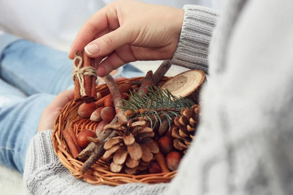 Плетеная корзина с рождественским декором — стоковое фото