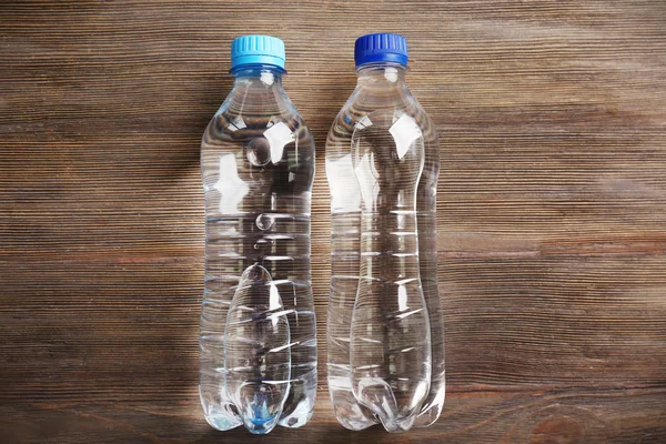 Wasser in Flaschen auf Holztisch — Stockfoto