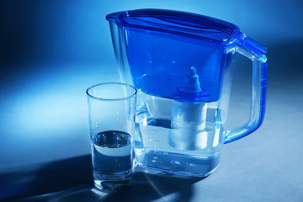 Filtro e vidro de água — Fotografia de Stock