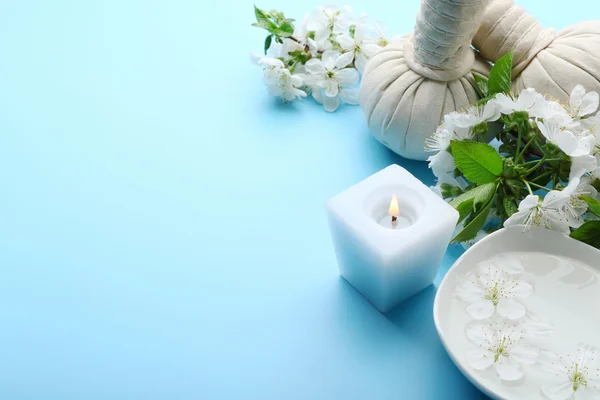 Wellness-Behandlung mit blühenden Zweigen — Stockfoto