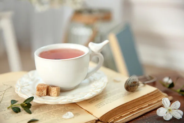 Livre ouvert et tasse de thé — Photo