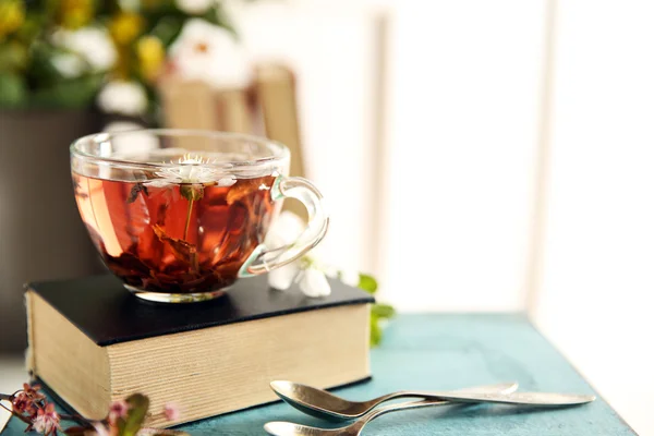Taza de té con libro —  Fotos de Stock