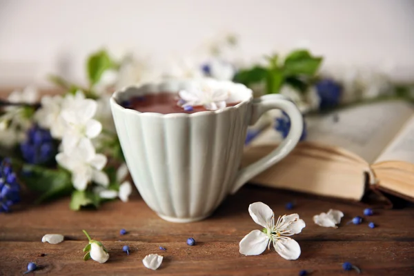 Open book and cup of tea — Stock Photo, Image