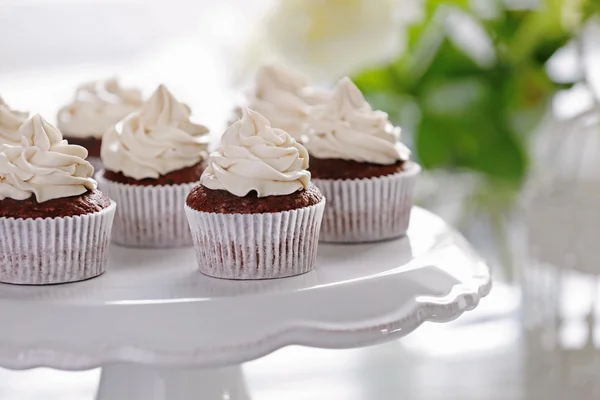 Sabrosos cupcakes en el stand — Foto de Stock