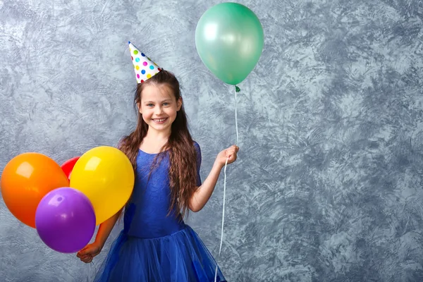 Menina bonito com balões de cor — Fotografia de Stock