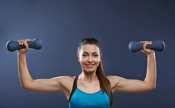 Fitness-Frau mit Kurzhanteln — Stockfoto