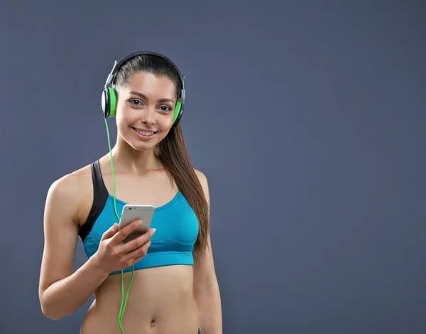 Fitness kvinna lyssna på musik — Stockfoto
