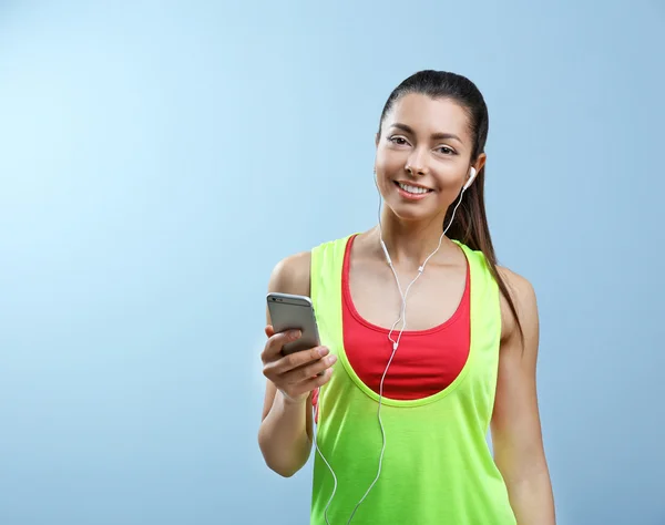 Fitness kvinna lyssna på musik — Stockfoto