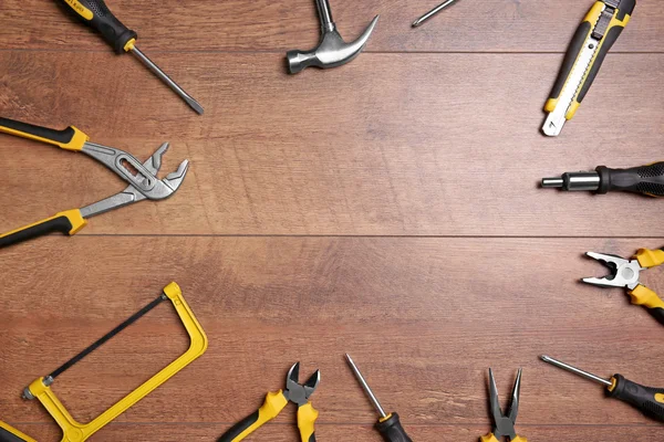 Herramientas sobre fondo de madera —  Fotos de Stock