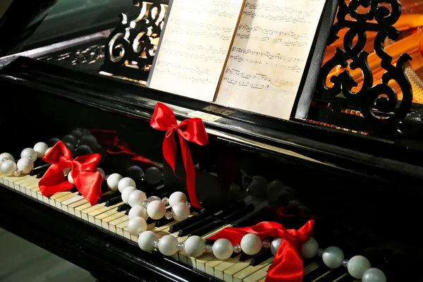 Teclas de piano con decoraciones navideñas —  Fotos de Stock