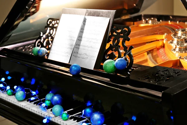 Klaviertasten mit Weihnachtsdekoration — Stockfoto