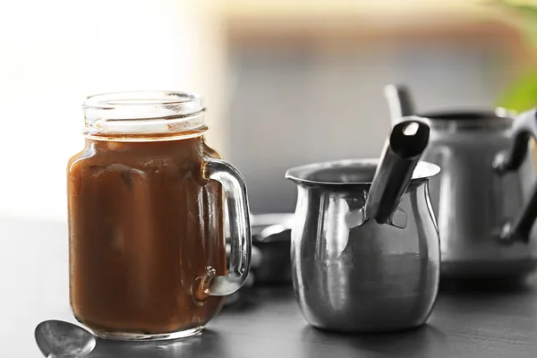 Холодный кофе и металлический тюрк — стоковое фото