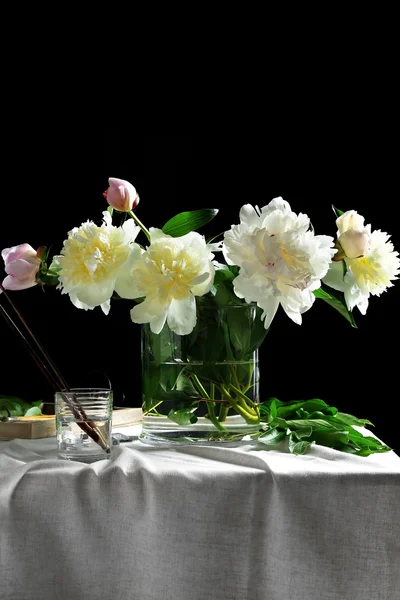 Komposisjon med vakre ponniske blomster – stockfoto