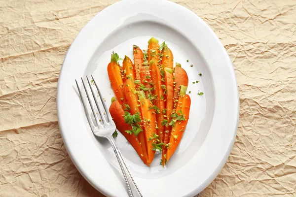 Plate of sliced carrot with herbs — Stock Photo, Image