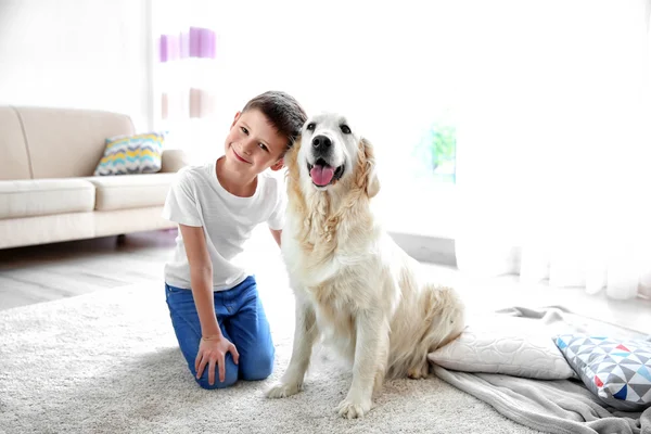 Chico y lindo perro — Foto de Stock