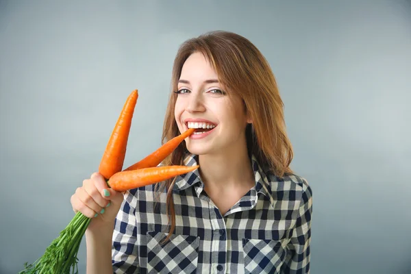 Красивая девушка ест морковь — стоковое фото