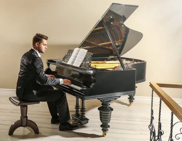 Musiker som spelar piano — Stockfoto