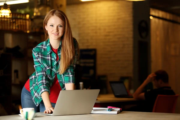 Creatieve meisje werken met laptop — Stockfoto