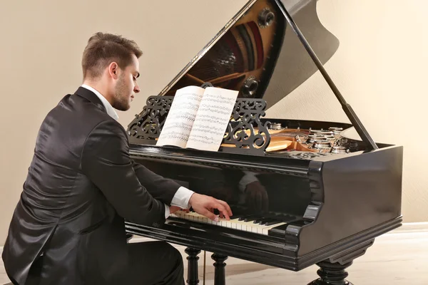 Músico tocando piano — Fotografia de Stock