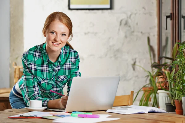 Креативная девушка, работающая с ноутбуком — стоковое фото