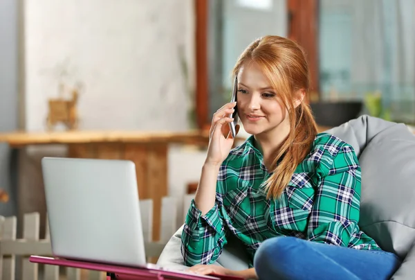 Ragazza creativa che lavora con il laptop — Foto Stock