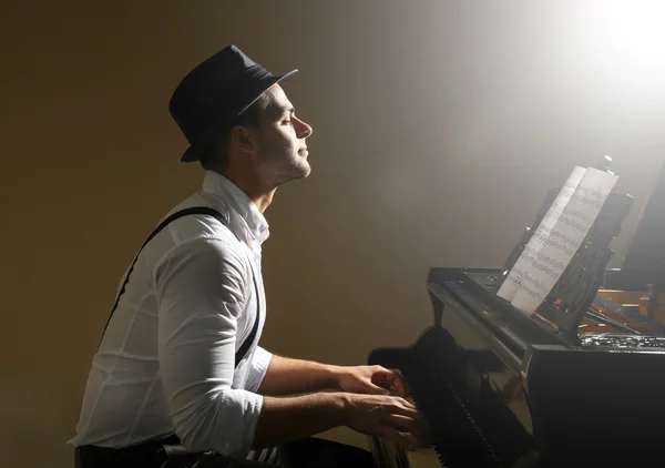 Piyano çalan müzisyen — Stok fotoğraf