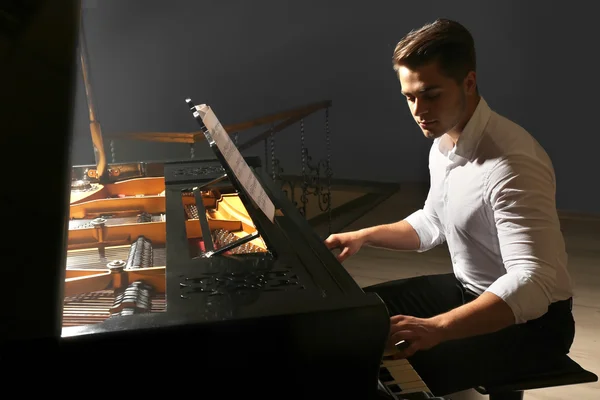 Muzikant die piano speelt — Stockfoto