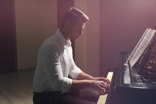 Musiker spielt Klavier — Stockfoto