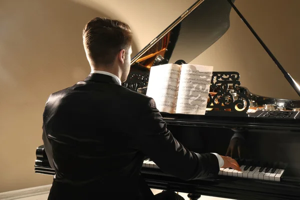 Грати на фортепіано музикант — стокове фото