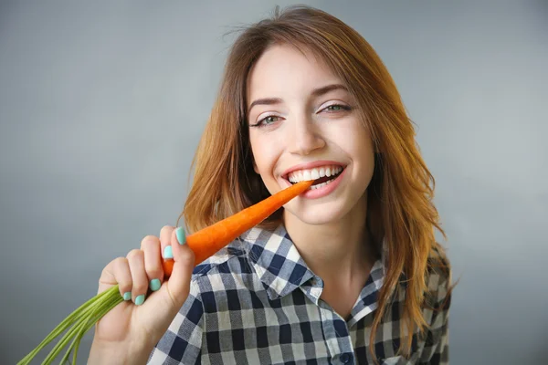 Hermosa chica comiendo zanahoria —  Fotos de Stock